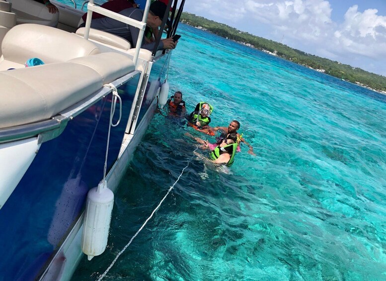 Picture 6 for Activity San Andres: Private Boat Trip with Tiki Bar & Rose Cay Stops