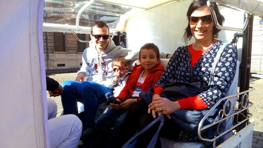 Charger l’élément 2 sur 6. Family enjoying the tuk tuk ride in Lyon
