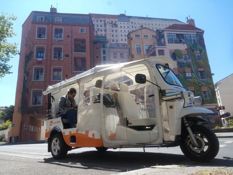 Charger l’élément 5 sur 6. Private City Center, Croix-Rousse & Fourvière Hill Tour in a Tuk Tuk