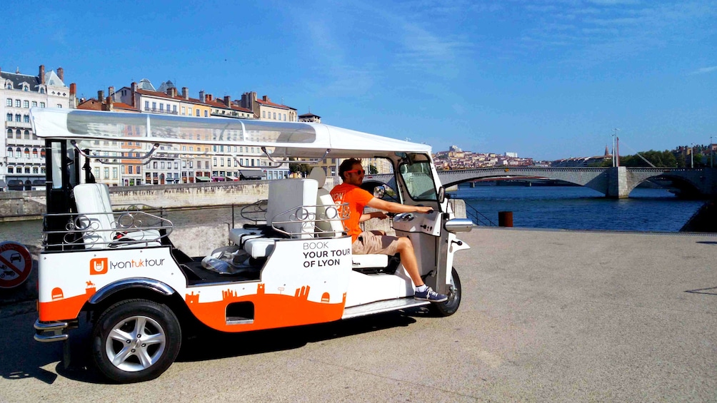 Charger l’élément 3 sur 6. Tour guide in tuk tuk in Lyon