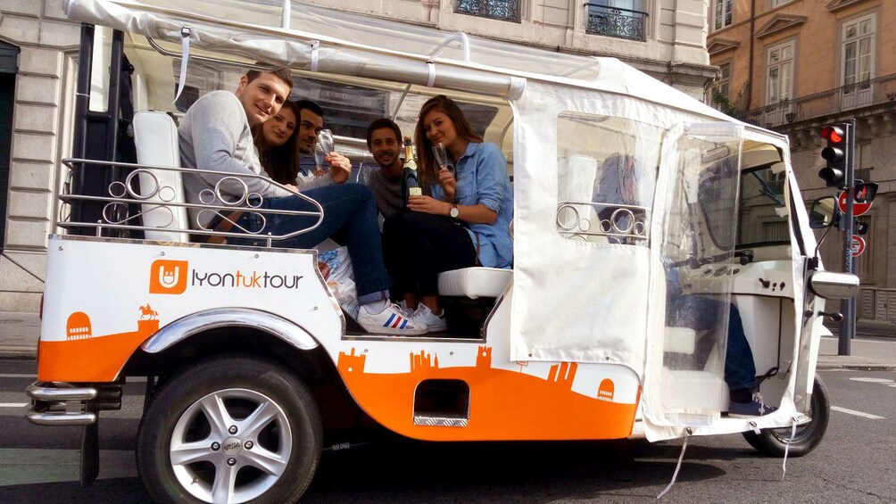 Charger l’élément 4 sur 6. Group having refreshments in Tuk tuk in Lyon