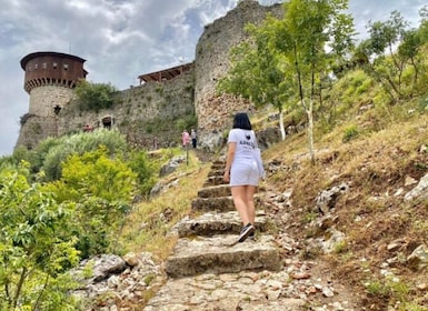 Da Tirana: Escursione alla grotta di Pellumbas e al castello di Petrela