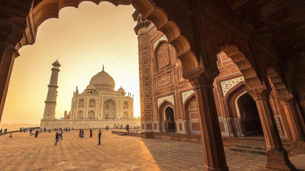 Picture 12 for Activity From Mumbai: Agra Taj Mahal Sunrise with Lord Shiva Temple