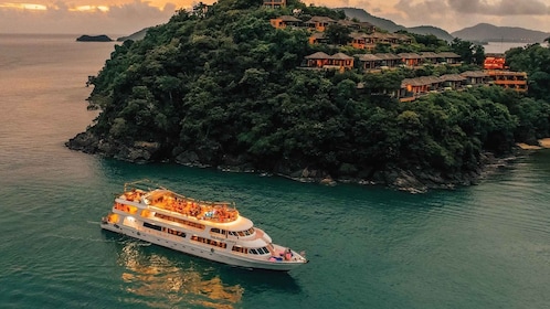 Phuket Ko Sire: Cruise with Live Music and 4-Course Dinner