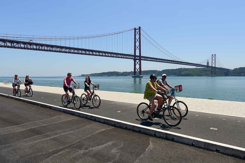 Picture 2 for Activity Lisbon: Riverside Light Bicycle Tour in Dutch