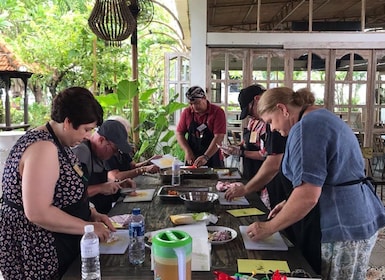 Seminyak: Corso di cucina balinese e tour del mercato