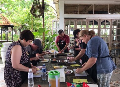 Seminyak: Corso di cucina balinese e tour del mercato