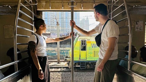 Mumbai : le bidonville de Dharavi et Dhobi Ghat avec un trajet en train loc...