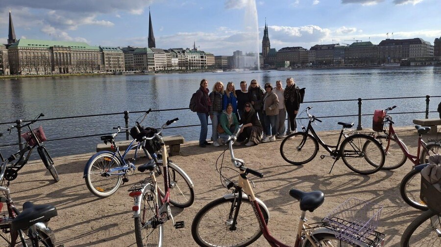 Hamburg: City Tour by Bike with Elbphilharmonie
