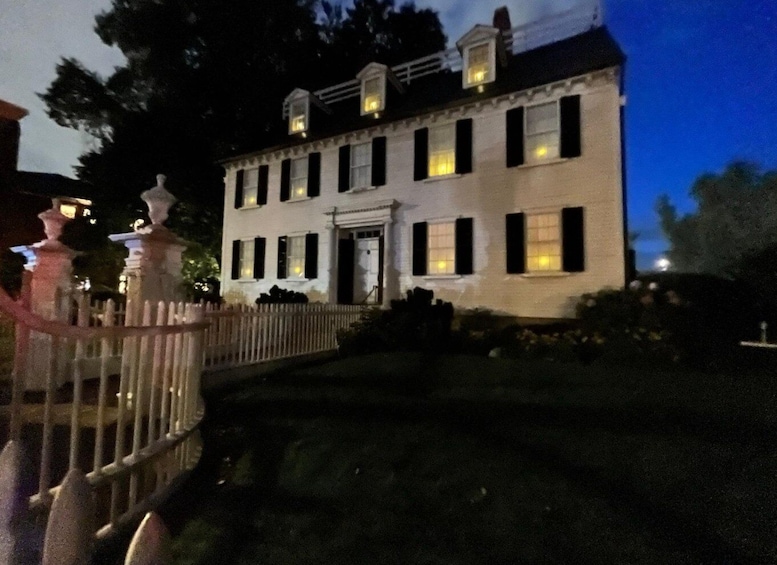 Salem: Ghost Tour with Ghost Hunting Gear in Old Salem
