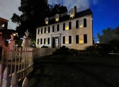 Salem: Ghost Tour with Ghost Hunting Gear in Old Salem