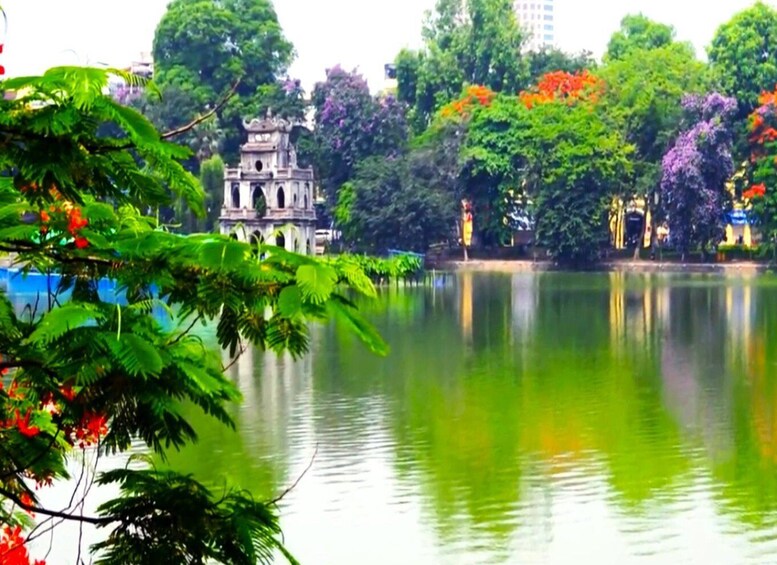 Hanoi: Private Museum, History and Mausoleum Tour