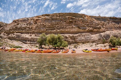 Rodas: aventura en kayak de mar hasta la playa de arena roja