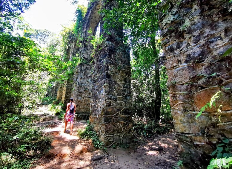 Ilha Grande: Walking Abraão Historical Tour and Natural Pool