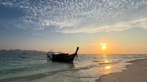 Isla Krabi 4 en un lujoso barco vintage al amanecer o al atardecer