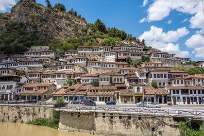 Tiranasta & Durresista: Berat, Gjirokastra & Riviera 2 päivässä.