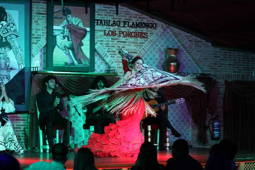 Madrid: Los Porches Flamenco Show with Tapas and Wine Ticket