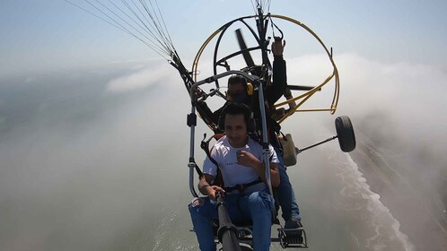 リマ：コスタ・ベルデ地区上空でのパラグライダー・フライト