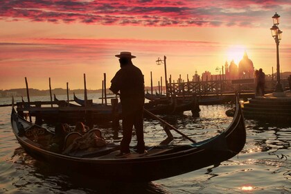 Venetië: Gondeltocht bij zonsondergang of 's avonds