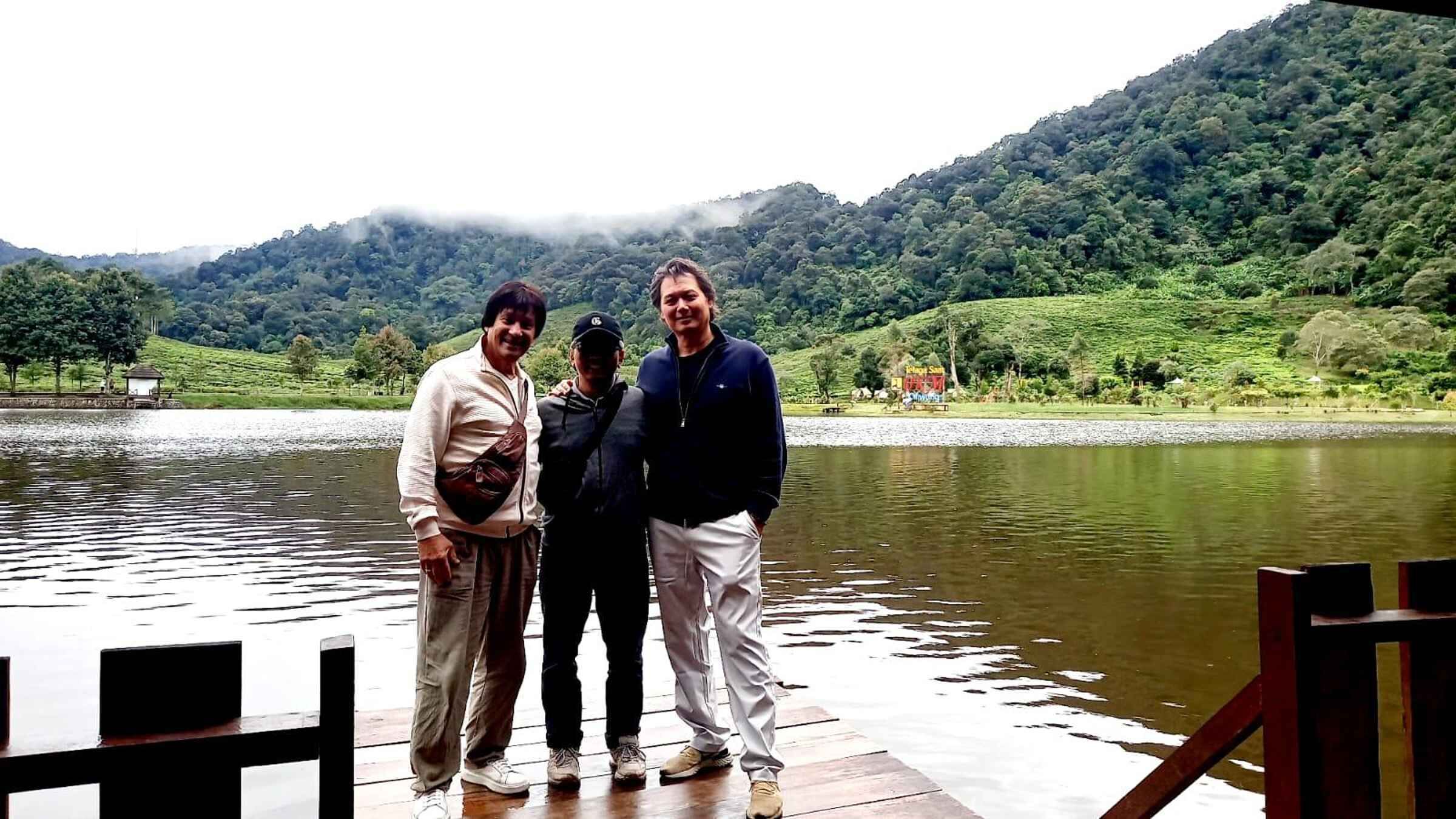 Bogor: Private Car Charter with Professional Driver by Van