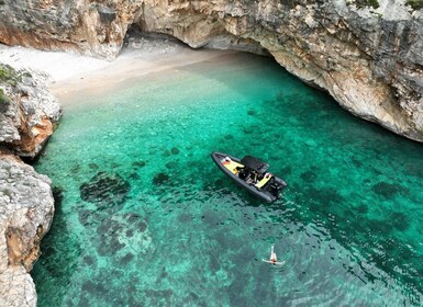 Bahía de Grama: Cuevas y Playas Excursión Privada Guiada en Lancha Rápida