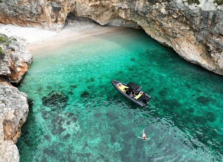 Grama Bay: Caves & Beaches Private Speedboat Guided Tour