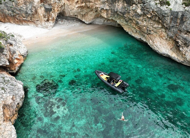 Grama Bay: Caves & Beaches Private Speedboat Guided Tour