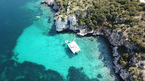 Porto Conte : demi-journée de catamaran excursion avec apéritif