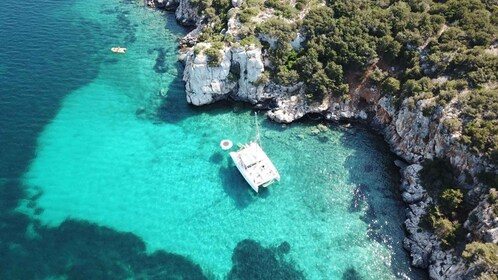 Porto Conte: Tur katamaran setengah hari dengan minuman beralkohol