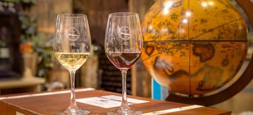 Hania: Chania: Yksityinen opastettu ruoka- ja viinikävelykierros lounaalla.