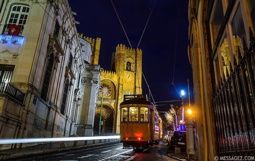 Lisbon: Luxury Fado Tour with Dinner included