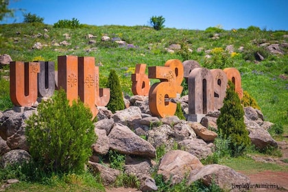 Privater Tagesausflug zum Saghmosavank-Alphabet-Denkmal & Eriwan