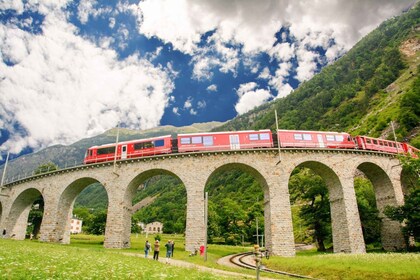 Da Milano: gita di un giorno in treno sul Lago di Como, St. Moritz e Bernin...