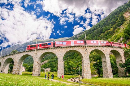Vanuit Milaan: rondvaart over het Comomeer, rode trein St. Moritz en Bernin...
