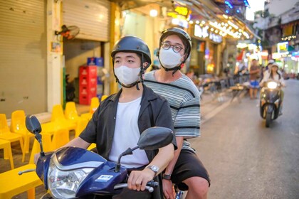 Tour gastronómico de medio día por Hanoi en moto