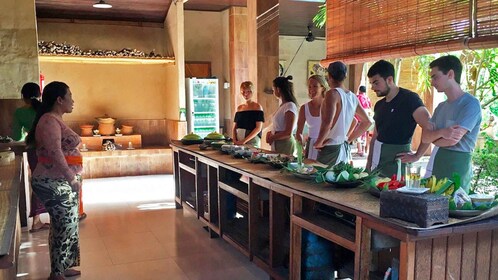 Desde Ubud: Auténtica Clase de Cocina en un Pueblo Local