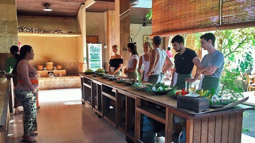 Desde Ubud: auténtica clase de cocina en un pueblo local