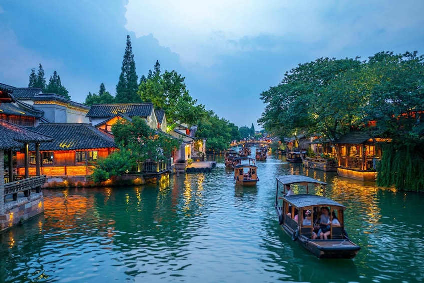 Shanghai: Shanghai & Zhujiajiao Water Town Private Day Tour