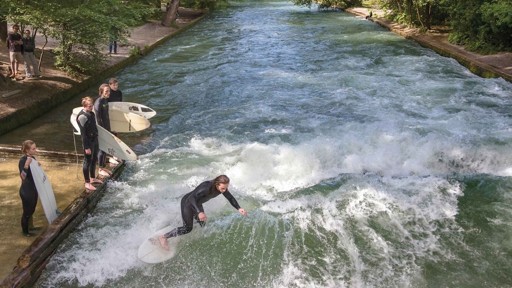 Munich: Eisbachwelle River Surfing Experience