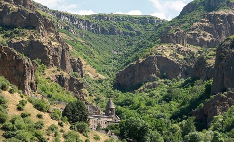 Ontdek het Geghard-klooster en de Garni-tempel, een reis van een halve dag