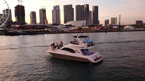 Miami: Private Sunset Yacht with Courtesy Drinks to Toast