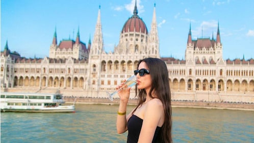 Budapest: Sip and Sail River Cruise with Unlimited Prosecco