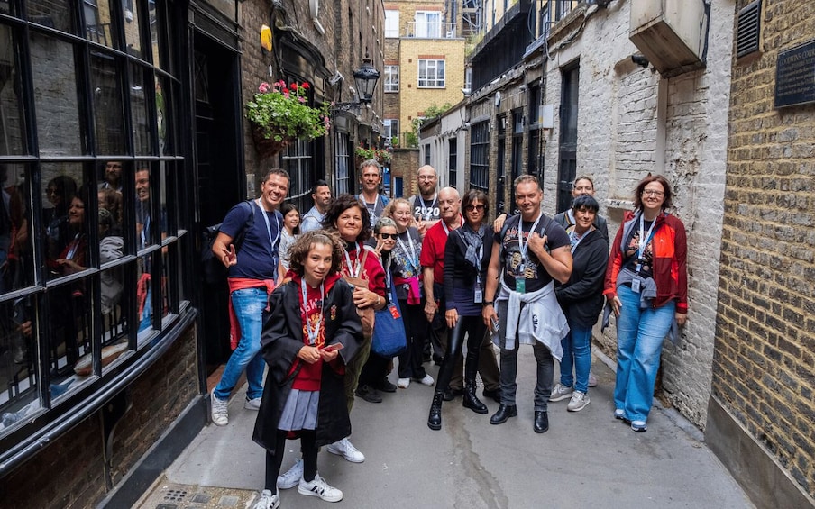 Picture 5 for Activity Tour a Piedi di Harry Potter: Visita ai Luoghi delle Riprese