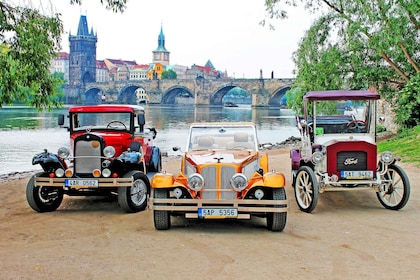 Praga: tour de 1 hora en coche antiguo