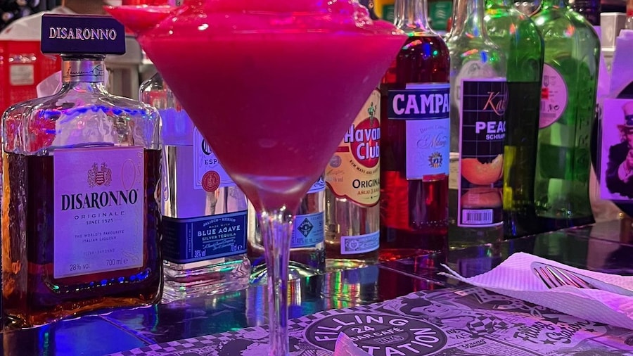 Makati: Guided Go-Go Bar-Hopping Tour with Welcome Drink