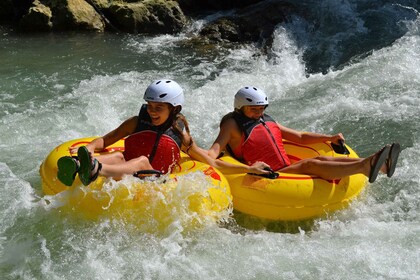 Montego Bay: Bamboo Beach Club -retki: Jungle River Tubing ja Bamboo Beach ...