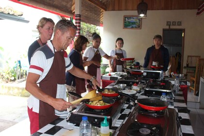 Ubud: clase de cocina balinesa y visita al mercado con traslados