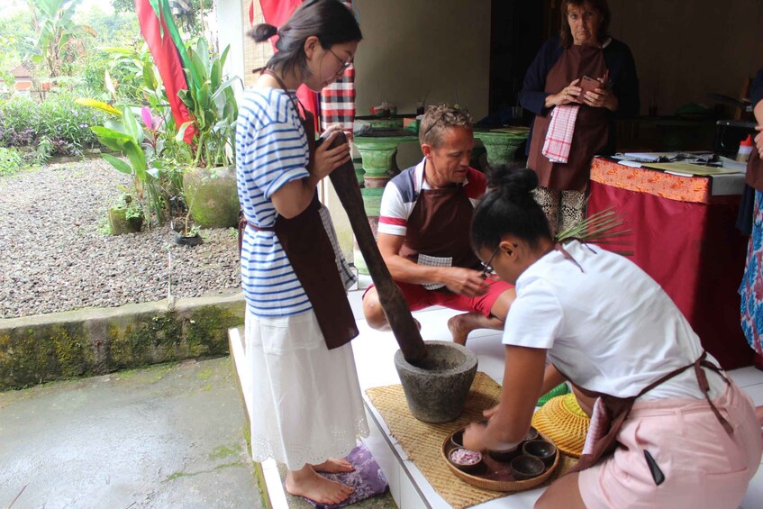 Picture 2 for Activity Ubud: Balinese Cooking Class and Market Tour with Transfers