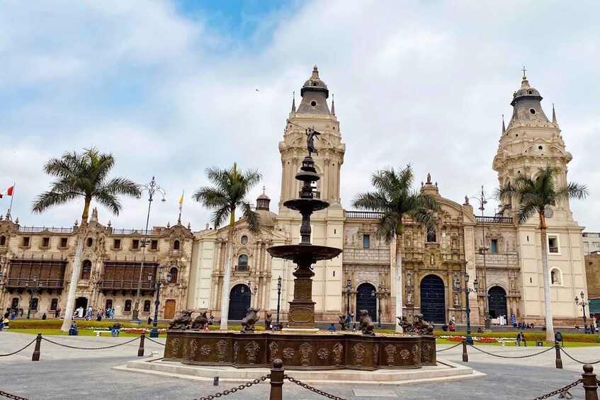 Picture 2 for Activity Lima: City Sightseeing Panoramic Bus Tour