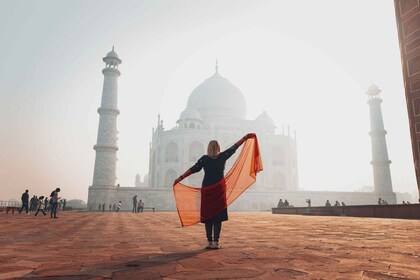 From Delhi: Private Taj Mahal Tour with Female Tour Guide